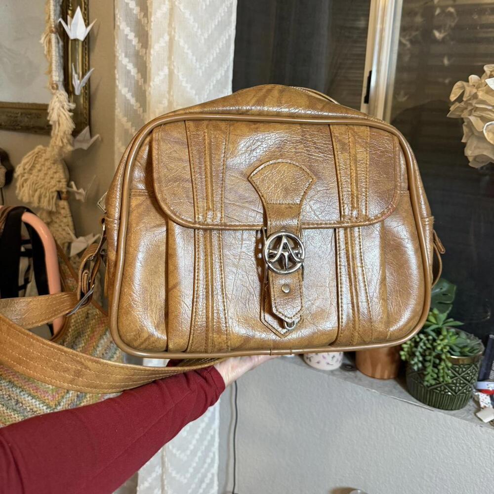 Vintage 1970s faux leather American Tourister bag. #shoulderbag #vintage